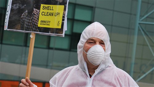 Amnesty voert actie aan hoofdkantoor Shell