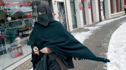 Hoofddoek, boerka of nikab? Religieuze symbolen en kledij vanuit een mensenrechtenperspectief