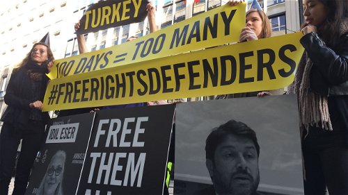 Zwart verjaardagsfeest voor directeur Amnesty Turkije
