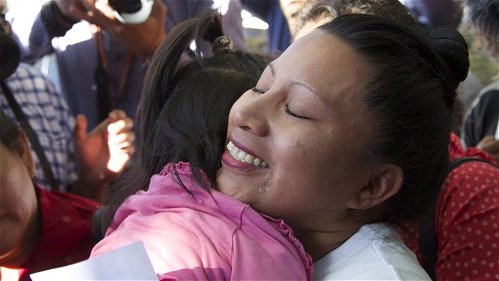 Teodora Vasquez omhelst haar familie en vrienden na haar vrijlating uit de gevangenis in Ilopango, El Salvador, op 15 februari 2018. Ze zat er opgesloten sinds 2008, nadat ze was veroordeeld op basis van de draconische anti-abortuswetten na een miskraam.