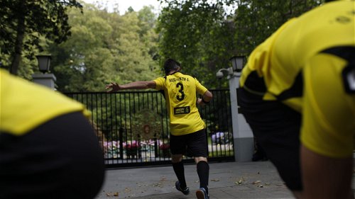 Amnesty’s elftal trapt honderd ballen over omheining Russische ambassade
