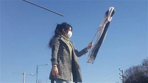 Iran: Pro-regeringsburgerwachten vallen vrouwen aan die actie voeren tegen verplichte hoofddoek