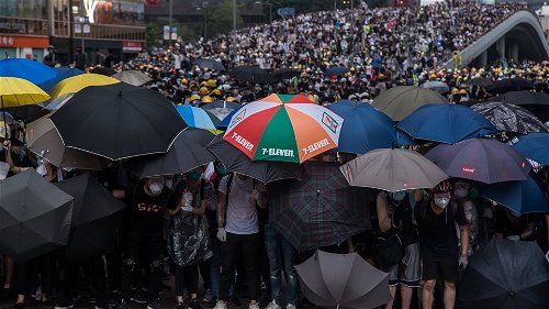 Politie HongKong moet einde maken aan geweld tegen overwegend vreedzame betogers