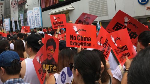 Regering Hongkong moet politiegeweld onderzoeken en China’s ‘rode lijn’ terugdringen