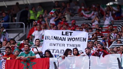 Cynische publiciteitsstunt Iran: klein aantal vrouwen mag voetbalstadion in