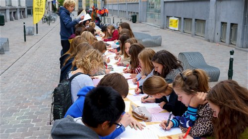 Tienduizenden Vlaamse scholieren schrijven voor jonge mensenrechtenverdedigers in nood