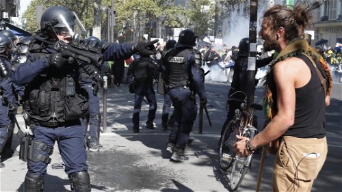 Onverantwoorde handel in traangas wakkert politiegeweld wereldwijd aan