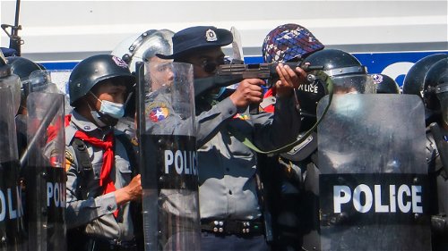 Politie Myanmar zette machinegeweren in tegen demonstranten
