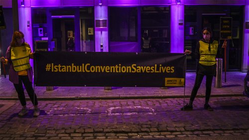 Amnesty kleurt de Turkse ambassade paars voor de tiende verjaardag van het Verdrag van Istanbul
