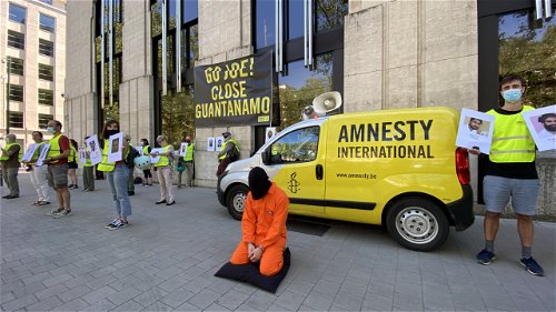 Joe Biden in Brussel: Amnesty-activisten eisen sluiting van Guantánamo voor Amerikaanse ambassade 