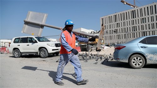Wanhopige families willen onderzoek naar doodsoorzaak arbeidsmigranten in Qatar