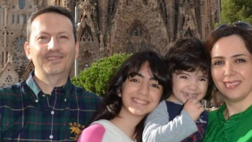 Kinderen van Ahmadreza Djalali spreken vader toe in een open brief: ‘Er gaat geen dag voorbij dat we niet aan je denken.’