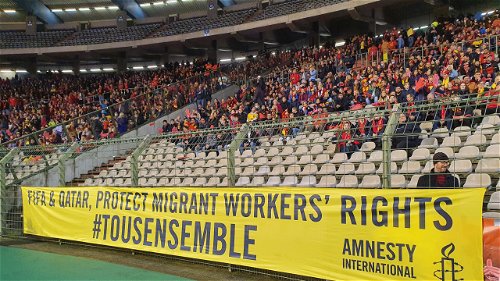 Match België-Estland: Amnesty-activisten en supporters ontrollen groot spandoek voor rechten van arbeidsmigranten in Qatar