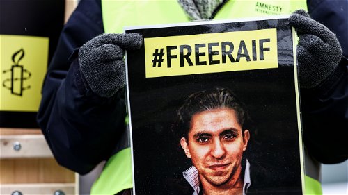 Saudische blogger Raif Badawi vrij, maar door reisverbod nog steeds gescheiden van zijn gezin