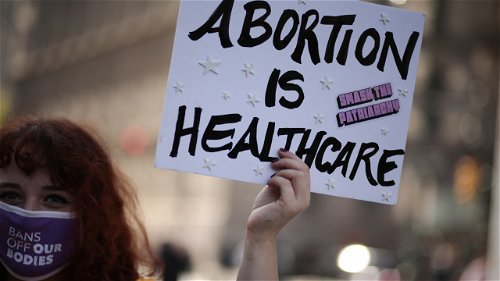 Uitgelekte uitspraak van Amerikaanse Hooggerechtshof om recht op abortus terug te draaien is flagrant in strijd met mensenrechten