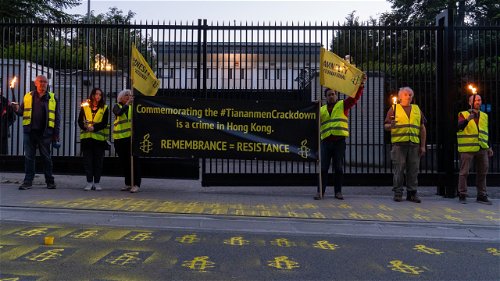Amnesty-activisten voor Chinese ambassade aan vooravond van 33ste herdenking van bloedbad op Tiananmenplein