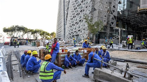 Eén jaar na start WK laten Qatar en FIFA toe dat uitbuiting arbeidsmigranten blijft voortduren