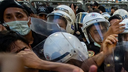 Foto van vrouwen die omsingeld worden door politieagenten in Turkije