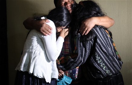 Bernardo omhelst zijn familie na vrijlating