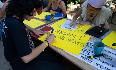jongeren maken pancartes met daarop 'protect the protest'