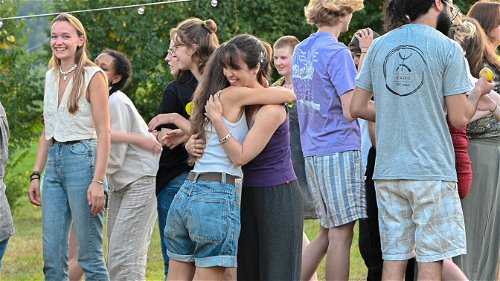 Twee jonge meisje knuffelen elkaar tijden de European Youth meeting