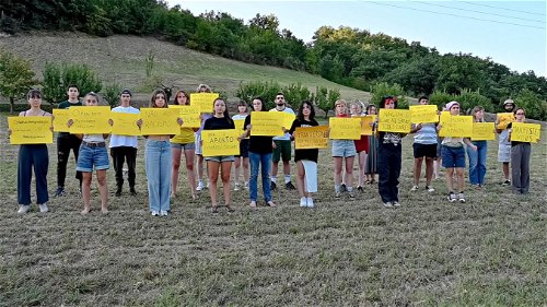 jongeren houden pancartes omhoog met daarop 'protect the protest'