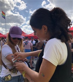 Tattoos kleven tijdens Antwerp Pride