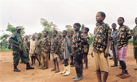 groep kinderen krijgen militaire training