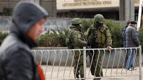 Soldaten bewaken het parlement in Simferopol, Oekraïne